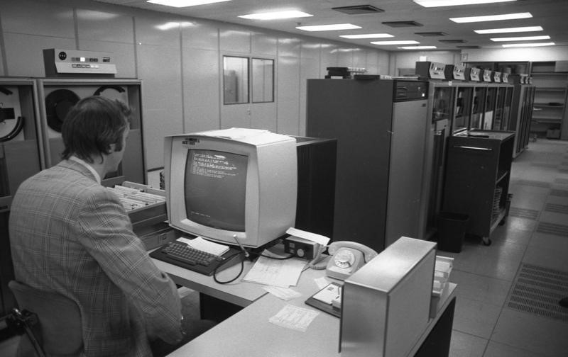 Menschen und Automaten bei der gemeinsamen Arbeit, Elektronische Datenverarbeitung mittels des IBM System/360 im VW-Werk Wolfsburg (1973).